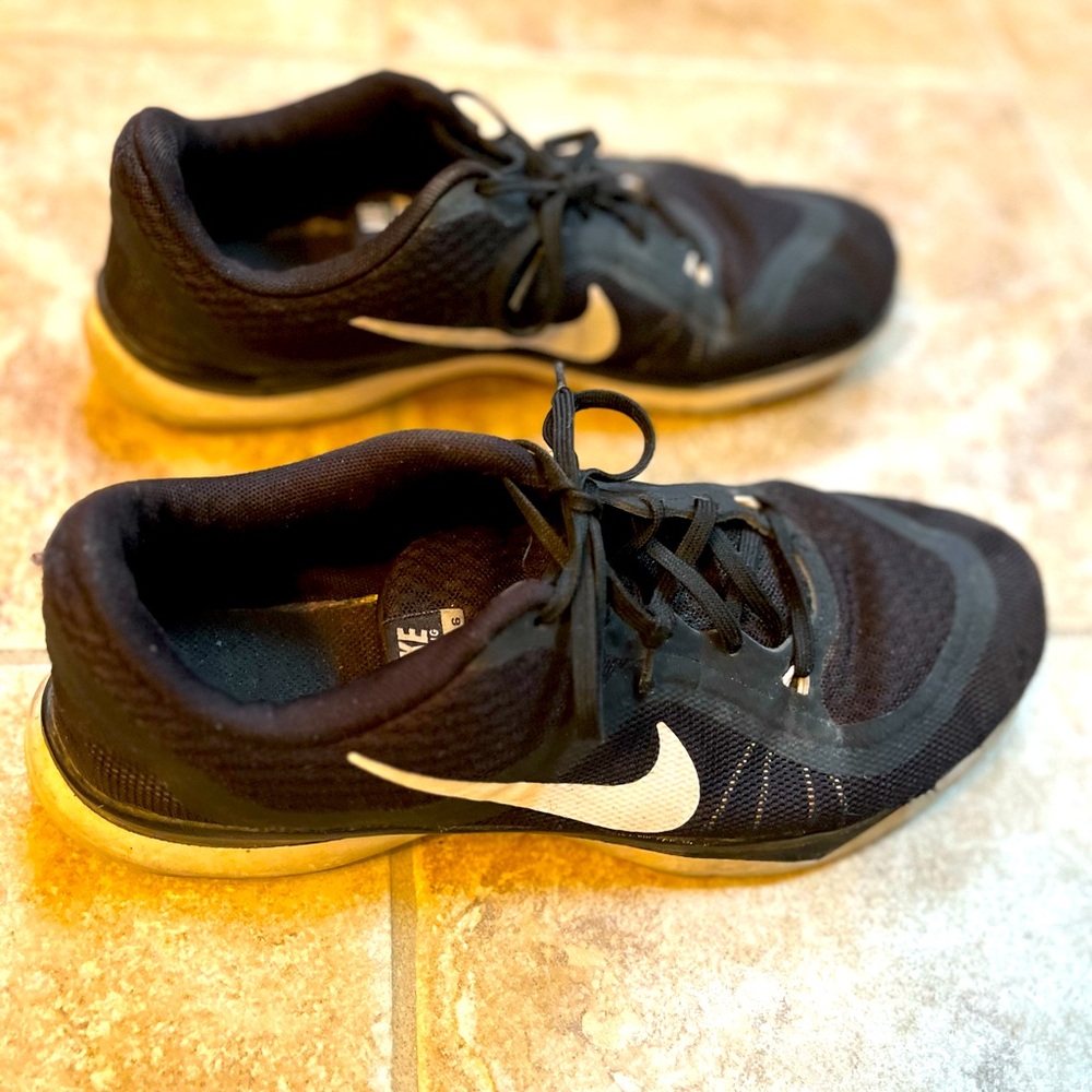 Ladies black size 10 Nike Sneakers